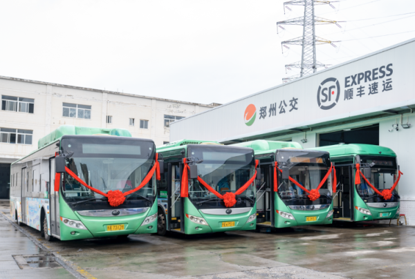 路易泽 海报观察丨公交车“接单”送快递，城市公交驶向何方?